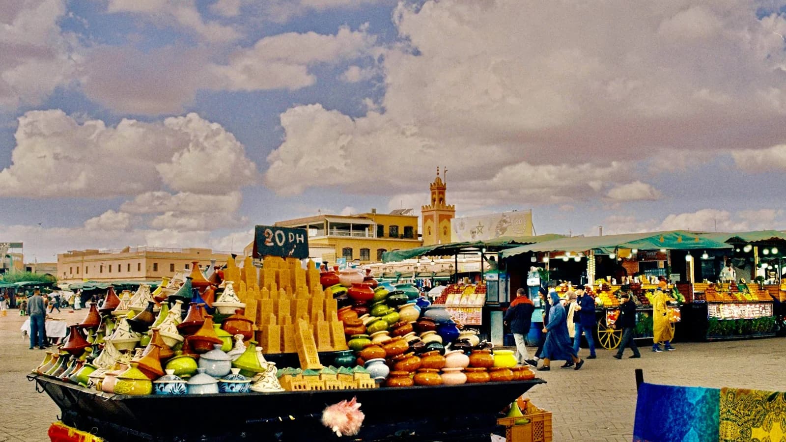 Street Food und frische Orangensaft-Stände im Souk von Agadir, Marokko